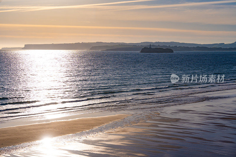 Santander Faro de Mouro灯塔在西班牙坎塔布里亚海的日出